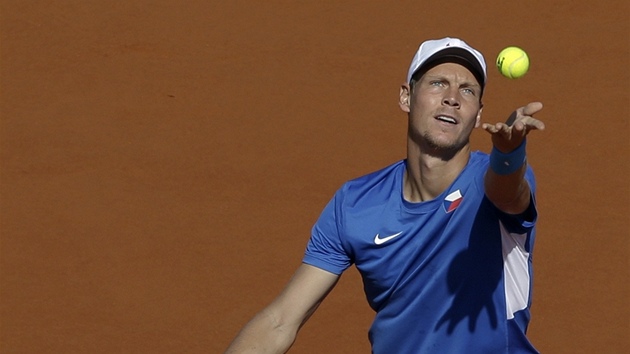 JDU SERVROVAT. Tom Berdych se pipravuje na podn v zpase s Argentincem Berlocqem v semifinle Davis Cupu.