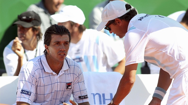 CO S TM, KAPITNE? Argentinsk tenista Carlos Berlocq se rad s kapitnem Martinem Jaitem bhem utkn proti Tomi Berdychovi.