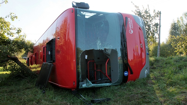 U Milna na Pbramsku se rno pevrtil linkov autobus. Deset cestujcch pi nehod utrplo zrann. 