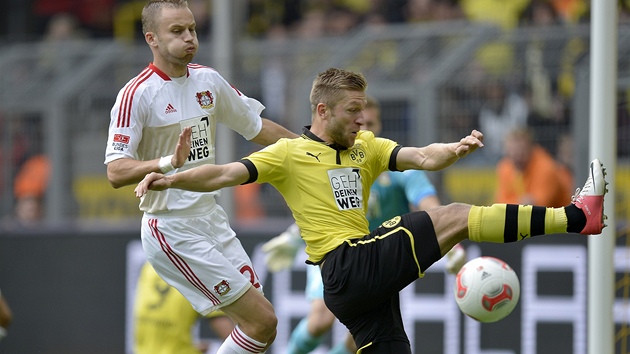 SLOVANSK STET. Michal Kadlec, esk bek Leverkusenu (vlevo), dotr na polskho zlonka Jakuba Blaszczykowskho z Dortmundu.
