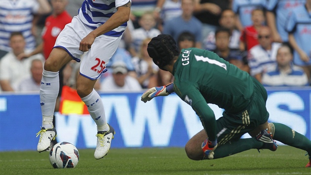 ODVN. Petr ech se vrh pod nohy Bobbymu Zamorovi, tonkovi Queens Park Rangers.