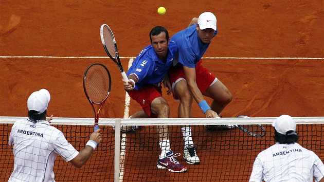 BOK PO BOKU. et tenist Radek tpnek (vlevo) a Tom Berdych spolen odolvaj argentinskmu tlaku.