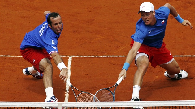 DOSHNOU? Tom Berdych (vpravo) a Radek tpnek se v semifinle Davis Cupu natahuj po mku z argentinsk rakety.