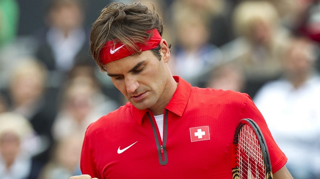 JO. vcarsk tenista Roger Federer se raduje z vtznho deru v daviscupovm utkn proti Robinu Haasovi z Nizozemska.