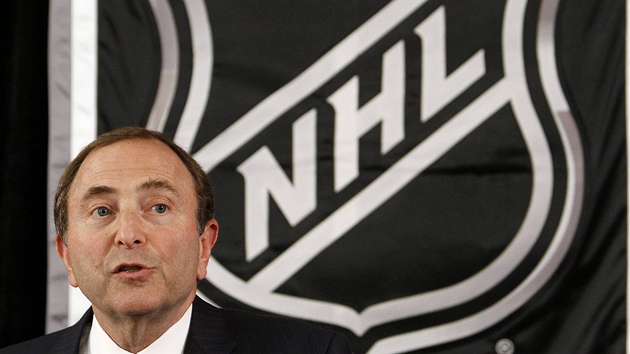 PÍPADN V ERNÉM. Komisioná NHL Gary Bettman je jedním z klíových mu pi