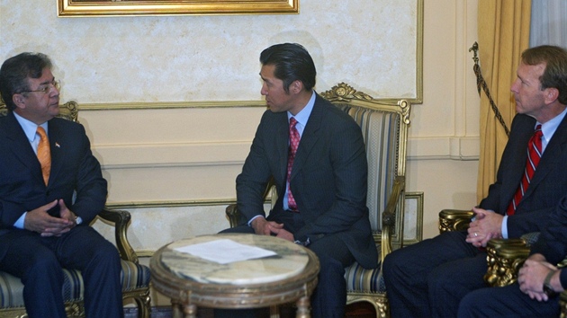 Son-Mjong Mun sahal i do vrchnch pater americk politiky. V roce 2008 pijel s delegac Crkve sjednocen, kterou vedl tet syn Son-Mjong Muna (uprosted), do Paraguye i Neil Bush, mlad bratr americkho prezidenta George W. Bushe (vpravo).