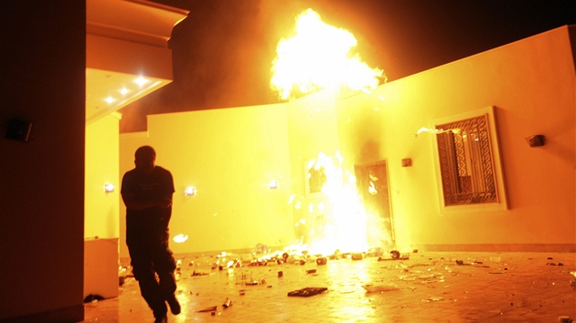 Americk konzult v Benghz v plamenech. Ozbrojenci ho napadli dajn kvli filmu, kter hanob proroka Mohameda. (11. z 2012)