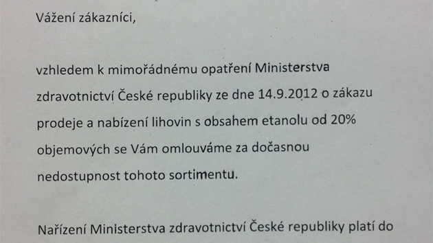 Upozornn pro zkaznky v prodejn Albert v Liberci, kde kvli zkazu prodeje sthli tvrd alkohol (15. z 2012)