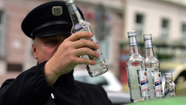 Kontejner na sklo v Karlovch Varech byl pln podezelch lahv s etiketou Likrky Drak (15. z 2012)