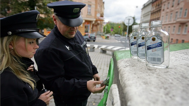 Kontejner na sklo v Karlovch Varech byl pln podezelch lahv s etiketou Likrky Drak (15. z 2012)