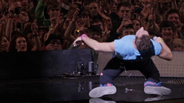 MTV 2011 - Chris Martin z Coldplay pi zahjen slavnostnho udlen cen (Belfast, 6. listopadu 2011)
