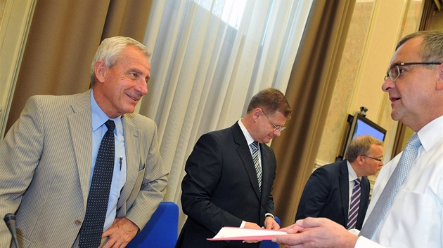 Ministr zdravotnictví Leo Heger a financí Miroslav Kalousek na jednání vlády