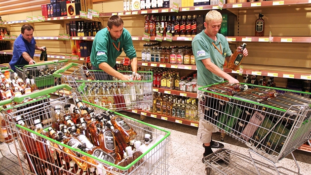 Zaměstnanci prodejny Globus na pražském Zličíně vyklízejí z regálu lahve alkoholu nedlouho po vyhlášení prohibice (14. září 2012)