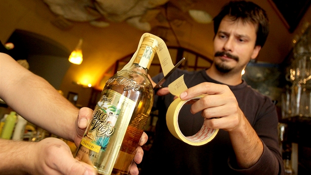 Pavel Baura, provozn brnnsk kavrny Trojka peet alkohol nedlouho po vyhlen prohibice (14. z 2012)