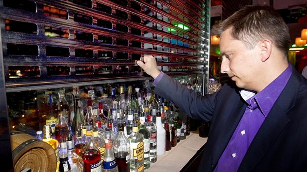 Roman Uhlíř zavírá bar Cloud 9 v pražském hotelu Hilton kvůli vyhlášení zákazu prodeje alkoholu (14. září 2012)