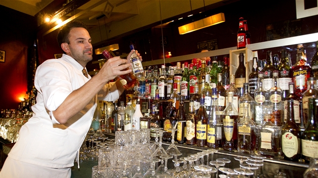 Jan Klier vyklízí pult pražského baru Tretter's kvůli vyhlášení zákazu prodeje alkoholu (14. září 2012)