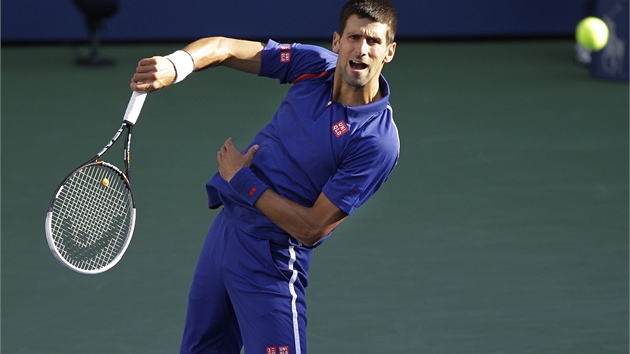 VIDM T. Novak Djokovi pozoruje mek ve finlovm souboji US Open proti Andymu Murraymu.