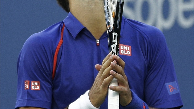 CO MM DLAT? Novak Djokovi se v prbhu finlovho souboje US Open na kurtu trpil zejmna s vtrem.