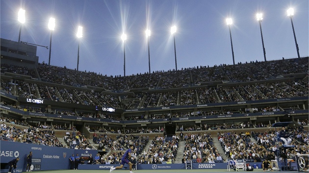 V ZI REFLEKTOR. Novak Djokovi na kurtu Arthura Ashe ve finle US Open 2012.