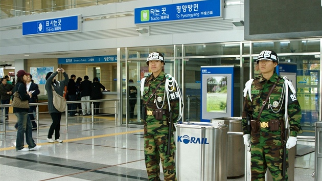 Korejci ví, e se dokají dne, kdy vojáky na nádraí Dorasan vystídají...