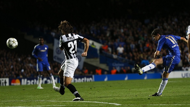 Oscar z Chelsea (uprosted) stl gl Juventusu v utkn Ligy mistr.