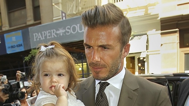 David Beckham pivezl i dceru Harper.