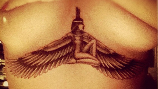 Rihanna a jej tetovn na poest babiky pod prsy.