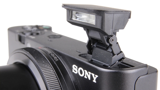 Sony RX-100:  Blesk vyskakuje jak �ertík z krabi�ky, pochválit musíme jeho