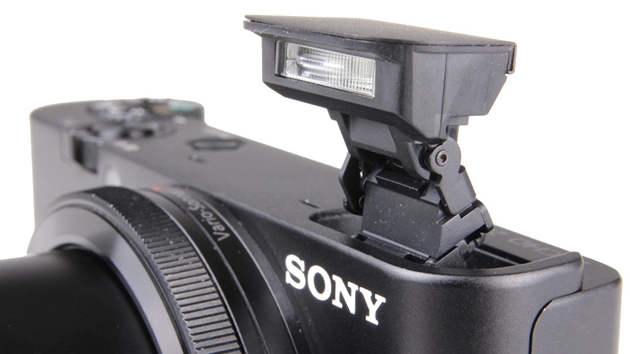 Sony RX-100:  Blesk vyskakuje jak ertík z krabiky, pochválit musíme jeho