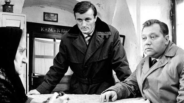 V 60. letech se dařilo české filmové detektivce. Jedny z nejlepších psal a natáčel Petr Schulhoff s Rudolfem Hrušínským coby majorem Kalašem a Radoslavem Brzobohatým jako jeho spolupracovníkem Vargou. Tak tomu bylo i ve filmu Vrah skrývá tvář z roku 1966.