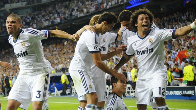 MADRIDSK EUFORIE. Fotbalist Realu Madrid se raduj z vtznho glu, kter v nastavenm ase vstelil Cristiano Ronaldo (na zemi).