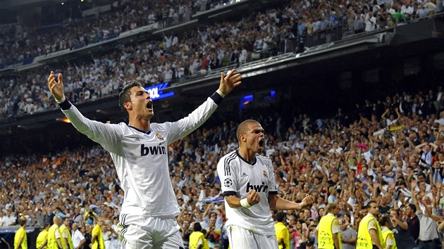 ASTN STELEC. Cristiano Ronaldo z Realu Madrid (vlevo) se raduje ze vstelenho glu.