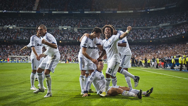 VTZN RADOST. Real Madrid slav. Cristiano Ronaldo (jako jedin sed) vstelil v nastavenm ase gl, kter jeho tmu na posledn chvli zajistil vtzstv.