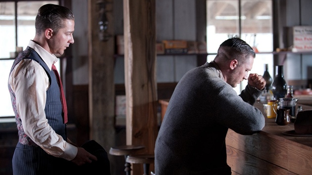 Z filmu Zem� bez zákona.