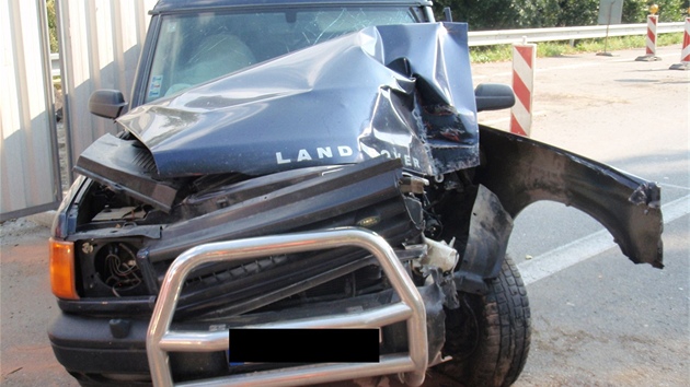 Ternn automobil byl po nehod na mostu u Napajedel znan pokozen.