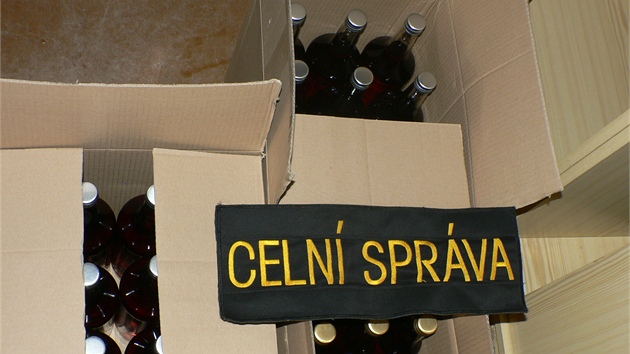 Krabice s neoznačenými lahvemi lihoviny bez kolků, které našli v pondělí celníci v jednom z olomouckých podniků poblíž centra města, kde nabízí rozlévaný alkohol.