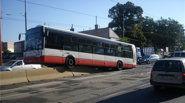 idi autobusu MHD najel v Brn-idenicch na betonov ztaras.