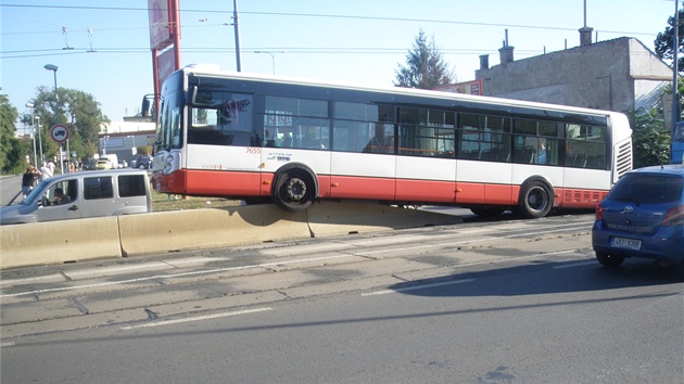 idi autobusu MHD najel v Brn - idenicch na betonov ztaras.