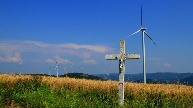 Tam, kde dve byla jen pole a lesy, stoj vtrn elektrrny. Jedin, co mstn s povdkem kvituj, je vybudovn pstupovch silnic, kter jim vrazn ulehuj pstup na pole.