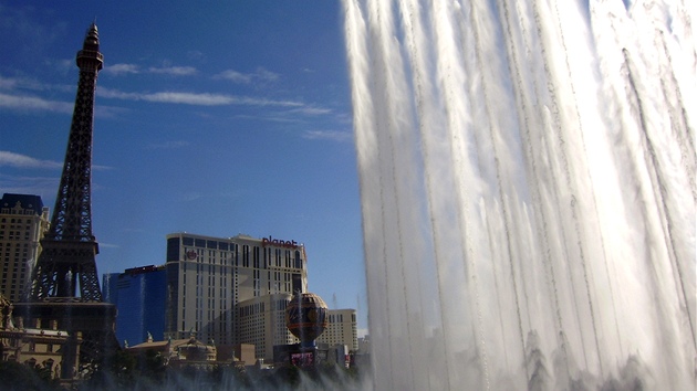 Vodní show u hotelu Bellagio, trysky vodu vyženou až do výše 140 metrů.