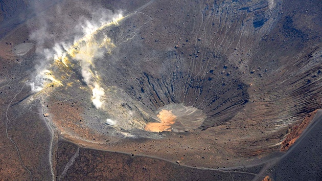 Velký kráter sopky ostrava Il Vulcano –  80 km severně od Etny