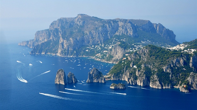 Ostrov Capri v sobotu kolem poledne