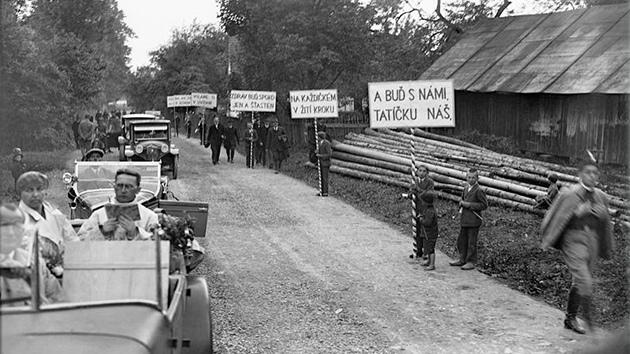 Masarykovu dobovou popularitu ilustrovaly i cedule, kter pro jeho cesty republikou lid pipravili (na snmku vtn prezidentsk kolony pi cest do Frenttu pod Radhotm, kter Masaryk navtvil 23. ervna 1928).