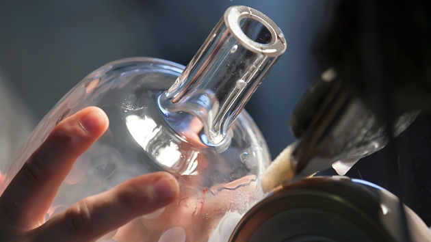 Skli v Niboru vyrobili sedmnct raritnch lahv pro pivovar Pilsner Urquell z Plzn (12. z 2012, Nibor).