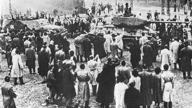 Sovtsk tanky pijdj do Budapeti (listopad 1956)