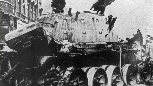 Znien sovtsk tank v ulicch hlavnho msta (listopad 1956)