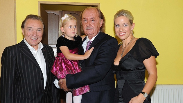 František Janeček s rodinou a Karlem Gottem