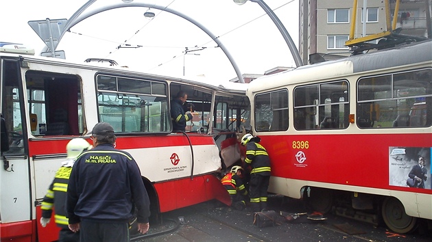 Na Barrandov se na kiovatce ulic Werichova a tpask srazila tramvaj s odboujcm autobusem, zranilo se nkolik lid.