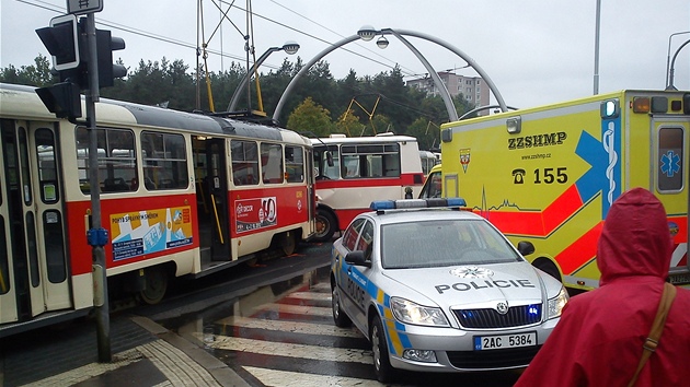 Na Barrandov se na kiovatce ulic Werichova a tpask srazila tramvaj s odboujcm autobusem, zranilo se nkolik lid.