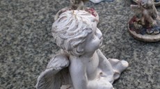 Mu� kradl na vy�ehradském h�bitov� so�ky and�lí�k�.